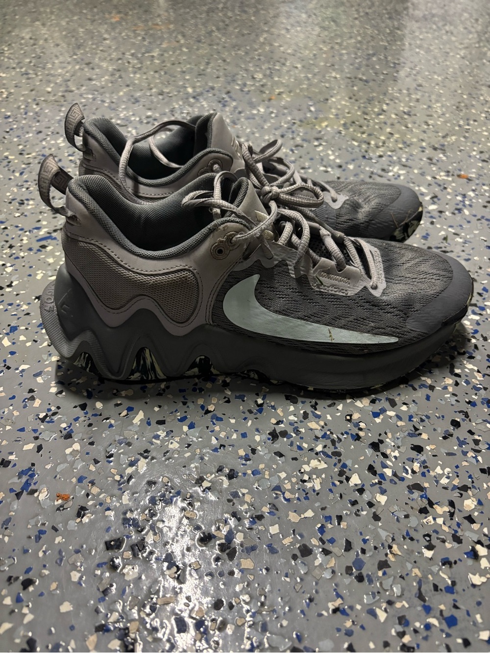 Nike Men’s Gray Wave-Pattern Low-Top Sneakers